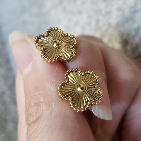 Unbranded gold clover earrings - Picture 3 of 3